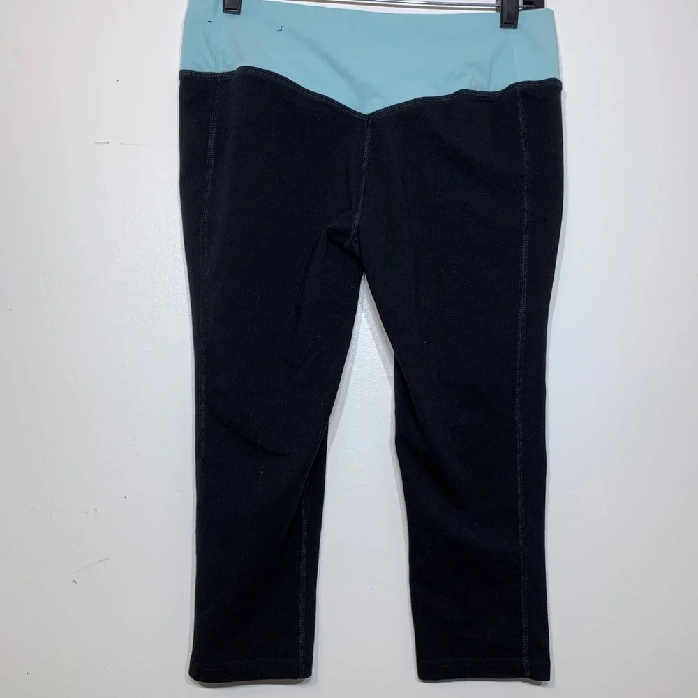 EUC Nike Dri Fit Black and‎ Mint Capri Leggings L